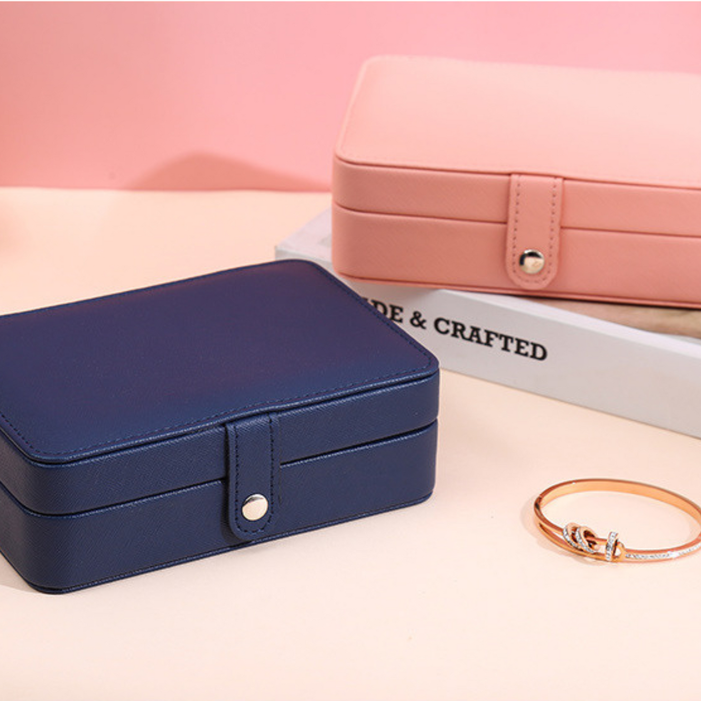 Boîte à bijoux en cuir compacte